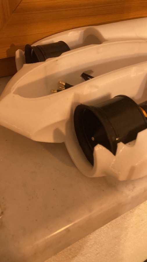 Weiße gedruckte Rumpfschale mit eingebautem schwarzem Elektro-Impeller